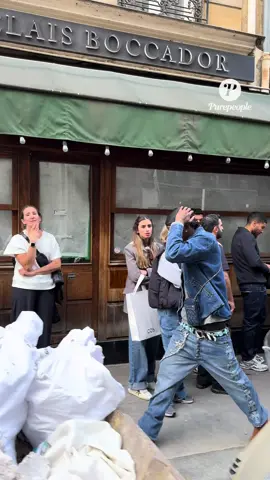 🚨 Exclu : Travis Scott fuit les caméras à Paris 🚨 Aujourd’hui, Travis Scott a été aperçu quittant un restaurant branché de Paris 🇫🇷🔥. Fidèle à son habitude, le rappeur a tenté d’échapper aux caméras et aux flashs en sortant, mais n’a pas échappé à l’objectif 📸. 👉 Vous trouvez son côté mystérieux stylé ? 😎 #Purepeople #Bestimage #TravisScott #Paris #restaurant   