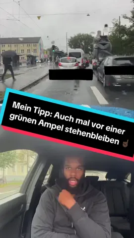 Freunde!  Ab und zu ist es keine schlechte Idee, vor einer grünen Ampel stehen zu bleiben! So geht ihr sicher, keine Kreuzung zu blockieren, oder evtl. Fußgänger oder Radfahrer zu behindern.  #fahrschüler #fypage #fy #münchen 