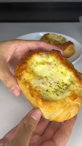 O lanche mais fácil do mundo, perfeito pra fazer nesse domingo Ingredientes: •150 g de presunto •150 g de queijo mussarela •150 g de queijo prato • 1/2 tomate •salsinha picada (a gosto) •200 g de requeijão •sal e temperos a gosto •6 pães franceses #creatorsearchinsights  #receita #lanche #comida #fyp 