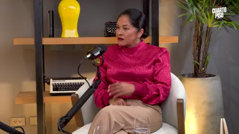 🎙️ “Sistema Judicial no cambiará nunca” Selva Camacho una ex reclusa, cuyo proceso fue sobreseído tras años sin sentencia, ironiza sobre el anuncio del Presidente del Tribunal Supremo de Justicia Romer Saucedo y la reforma en la justicia: “Se irán a cambiar de ropa porque el sistema no cambiará nunca. La ley es poderosa, pero más poderosa es la necesidad económica de jueces y fiscales. Sus bolsillos pesan más que su conciencia.” Un testimonio crudo que desnuda la realidad de la masa carcelaria en Bolivia. #justicia #jueces #fiscales #otrashiervas @Selva Camacho Gonzales @Carly Arias 