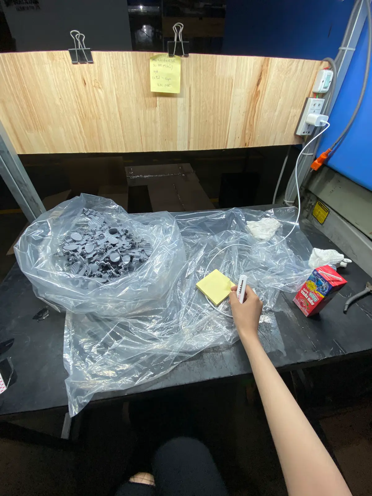 Lúc đi học cứ nghĩ đi làm có tiền là sướng,giờ đi làm mới hiểu cảm giác 12 tiếng trôi qua lâu như thế nào…☺️