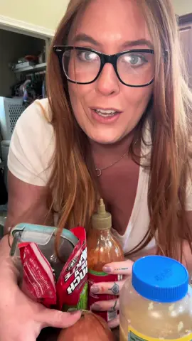 It’s spicy but so good. Only chop one pickle and eat the other so you have enough juice for the onions ☺️🥒❤️ #snack #pickles #spicy #snackbreak 