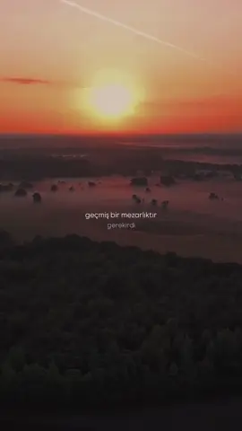 Geçmiş bir mezarlıktır; orada yaşamaya çalışırsan, kendini de gömersin. Evet, özlüyorum… Ama çok iyi biliyorum ki geçmiş bir mezarlıktır. Orada geri gelmeyecek insanlar vardır, bir daha hiç yaşanmayacak anılar vardır, kaybolup giden ve bir daha dönmeyecek duygular vardır. Bazen bir gülüşü özlersin, bazen bir dokunuşu, bazen de sadece eskiden sahip olduğun masum bir huzuru. Zaman bir anlığına dursa da, kalbin o anlarda hâlâ geçmişe koşsa da, hayat hiçbir zaman orada beklemez. Geçmişte yaşamak, kendi ruhunu bir mezara zincirlemektir. Oysa insanın görevi hatırlamak değil, devam edebilmektir. Çünkü kalbinde taşıdığın yaralarla, bugünde yürümeyi öğrenmedikçe yarınlara ulaşamazsın. Anılar güzeldir, dersler değerlidir… ama hayat sadece ileriye doğru akar. Ve biz, ister kabul edelim ister etmeyelim, hepimiz bir gün geçmişi ardımızda bırakıp yola devam etmek zorundayız. 🌿 . . . #geç#geçmişl#özlemeky#hayatdevamediyorş#yaşamygular