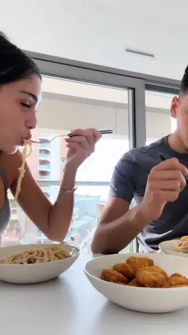 אמאלה למה הסופרים כאלה יפים ובכלל המציאות שהסופר של הישראלים 🥹