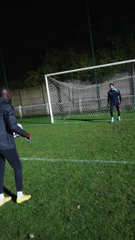 Les conseils du coach 🔥🧤 « Si tes mains partent de derrière, tu as déjà perdu du temps, même si tu réagis vite.” 	Avec les mains devant, tu gagnes une fraction de seconde décisive #goalkeeper #footballtiktok #footballedit #gardiendebut 