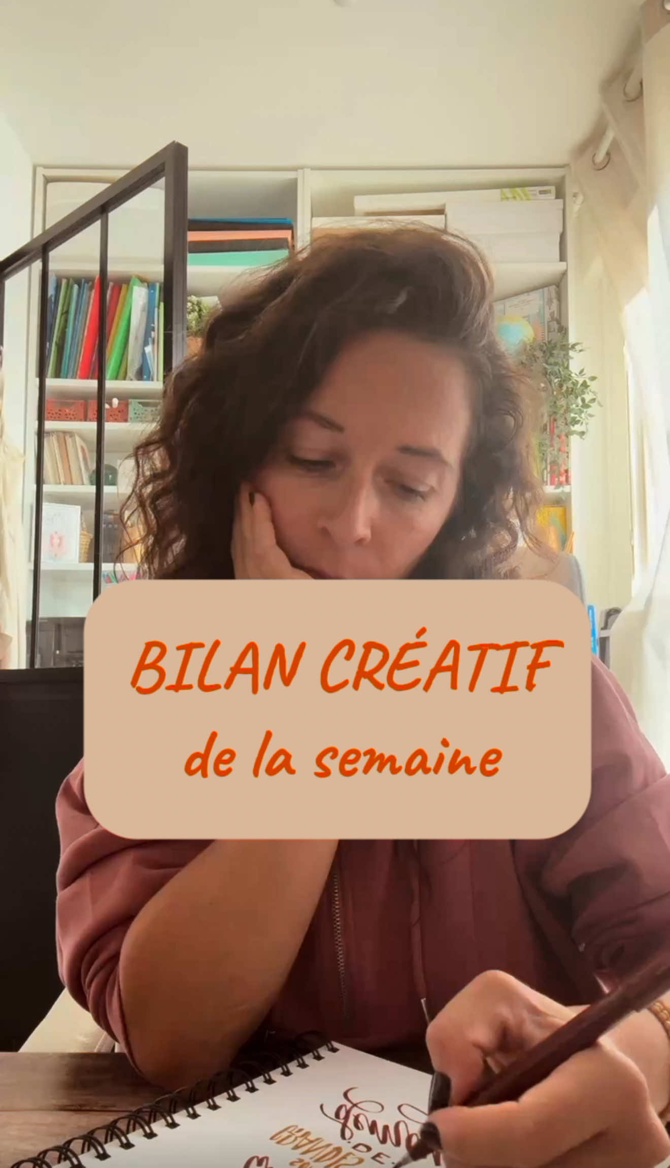 {bilan créatif de la semaine 🎨} . Cette semaine a été plus compliquée que la précédente et j’ai dû décaler beaucoup de choses. Des rdvs perso qui ont pris du temps, un vétérinaire en urgence…bref les aléas qui vous perturbent bien la semaine 👌🏼.  . Mais, faire le bilan de la semaine ça permet aussi de pointer le positif , ces moments de créations, ces petits pas, ces blocages dépassés… alors parfois tout n’est pas rose, mais au milieu il y a de jolies nuances aussi ☺️🧡 . Bon dimanche soir 🍂