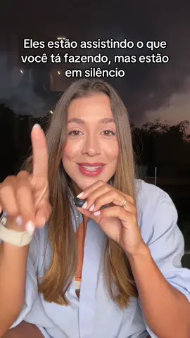 Eles estão assistindo o que você tá fazendo, mas estão em silêncio. Se você quer aprender a fazer dinheiro no digital, eu te mostro como na rede vizinha. Vai no link da bio.  #mentalidade #mentalidadedesucesso #marketingdeconteudo #digital #marketingnotiktok 