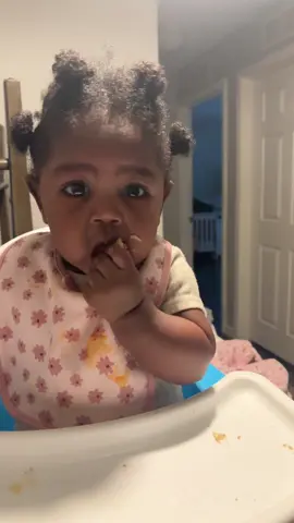 Dont mind her hair but shes feeding herself 😭🥰 #draft #gianna #sirenity #fypシ #xyzbca #trending #viral #fentysuperbrandday #LanguageLearning #daughter #almost7months 