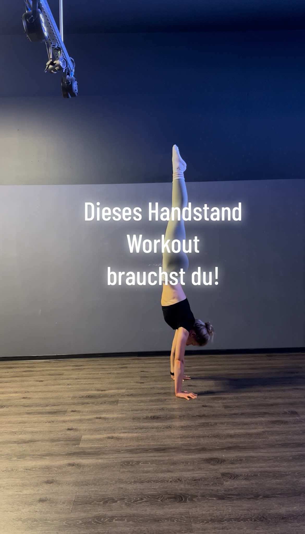 ✨Warum ist ein Handstand-Workout so wichtig, um den Handstand zu lernen?✨ Weil ein Handstand nicht nur Balance ist – er ist Kraft + Technik + Körperspannung. 💪🤸‍♀️ Dein Workout baut: ✅ starke Schultern & Handgelenke ✅ Stabilität im Core ✅ das richtige Muskelgedächtnis ✅ Spannung von Hand bis Fuß ✅ Balance  👉 Ohne Workout fehlt die Basis – mit Workout lernst du den Handstand schneller, sauberer & sicherer. Wer ist ready für mehr Handstand-Power?🔥 #handstand #handstandworkout 