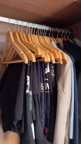 Melhor cabide para o seu guarda roupa: cabides de madeira marfim 👌