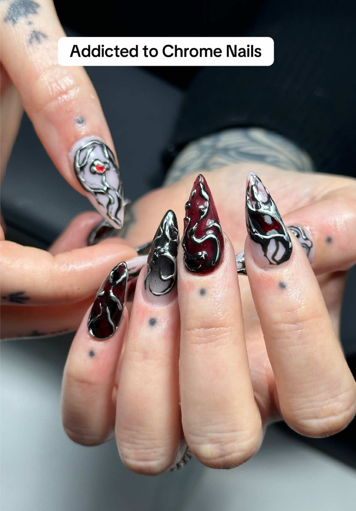 Quand on me dit que le chrome sur les ongles c’est juste une tendance… alors que ça fait 10 ans que mes clientes en redemandent  #c#chromenailsn#nailtokn#nailtrendsn#nailsoftiktoknailinspo