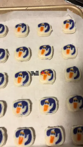Fall = My fav @Pillsbury cookies ☺️ #cookies #baking #fallbaking #fall #pillsbury #pillsburyhalloweencookie 