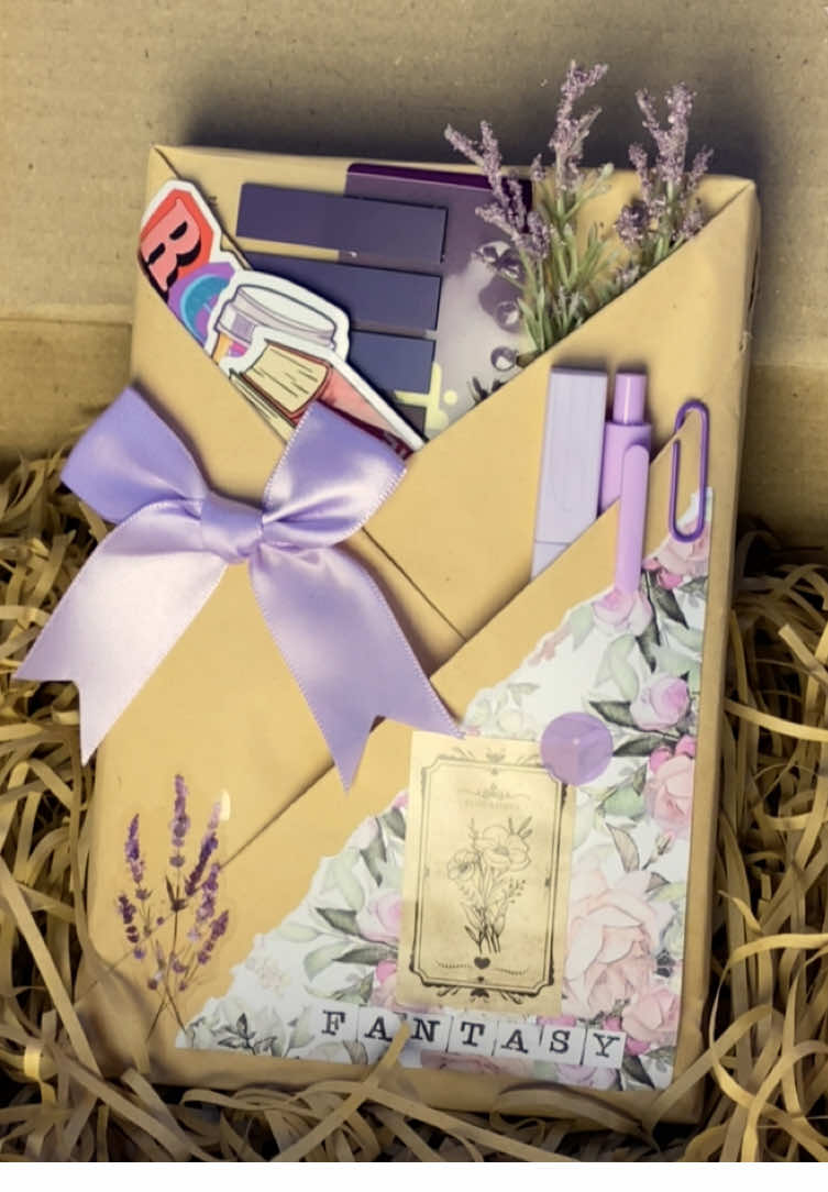 اطلب الآن موعد أعمى مع كتاب، اجمل هدية لمحبين القراءة💜متوفرة في متجرنا، الرابط في البايو. موعد أعمى مع كتاب هي تجربة فريدة تعني اختيار كتاب مغلف دون معرفة عنوانه أو مؤلفه، بحيث تقرأه دون أي توقعات مسبقة، مامًا مثل الموعد الأعمى مع شخص غريب. الهدف هو خوض تجربة جديدة ومفاجئة، وكسر الروتين في القراءة .  #كتب_نبراس #nebrasbooks #افكار_هدايا #blinddatewithabook #تغليف_كتب 