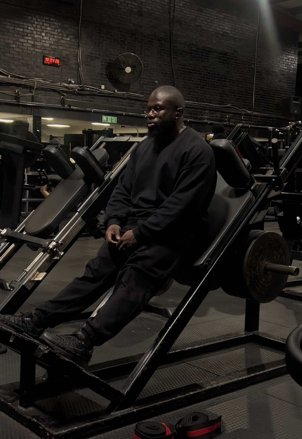 It’s not that fun being able to max out machines. It strokes our ego to be able to load and load and stack plates upon plates but it gets to a point where if a machine is heavy enough to where I can barely load it with any weight and get as much as I would get from an exercise where I’d have to load a shit ton, then I’ve won. Manipulating your exercise order helps too. I always train quads last on leg days so I don’t have to load as much and even then machines are relatively loaded. We’ve ran PPL for a time, it’s time to get back to upper lower. They’re so much more difficult, but you’re rewarded appropriately in my opinion. #bodybuilding 