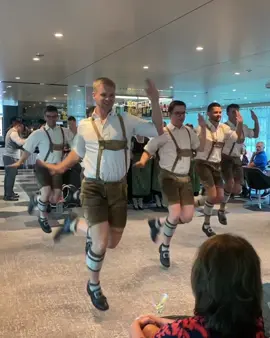 Voigas auf hoher See 🚢 Am 19.09.25 stand für uns der 6. von 7 Auftritten am Reiseschiff in Schlögen auf dem Programm. 😎💪 Vor internationalem Publikum präsentierten wir auch diesmal einen Auszug unserer besten Plattler & Tänze – und die Stimmung war einfach grandios! 💃🕺 Ein besonderes Highlight: Bei der Figur „Umidrahn“ kam uns plötzlich die Schiffsdecke entgegen. Das tat der Performance aber keinen Abbruch – wir machten VOIGAS weiter! 🚀 #voigasplattler #voigas #schuhplattler #schuhplattlergruppe #lederhose                