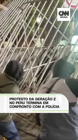 PERU: Jovens peruanos entraram em confronto com a tropa de choque neste sábado (27), na capital Lima, enquanto se reuniam para mais uma rodada de protestos contra a presidente Dina Boluarte. Na semana passada, manifestações na capital já haviam terminado em confrontos com a polícia, deixando mais de uma dúzia de policiais, manifestantes e jornalistas feridos. #TikTokNotícias #Peru #Notícias #GeraçãoZ #CNNAoVivo