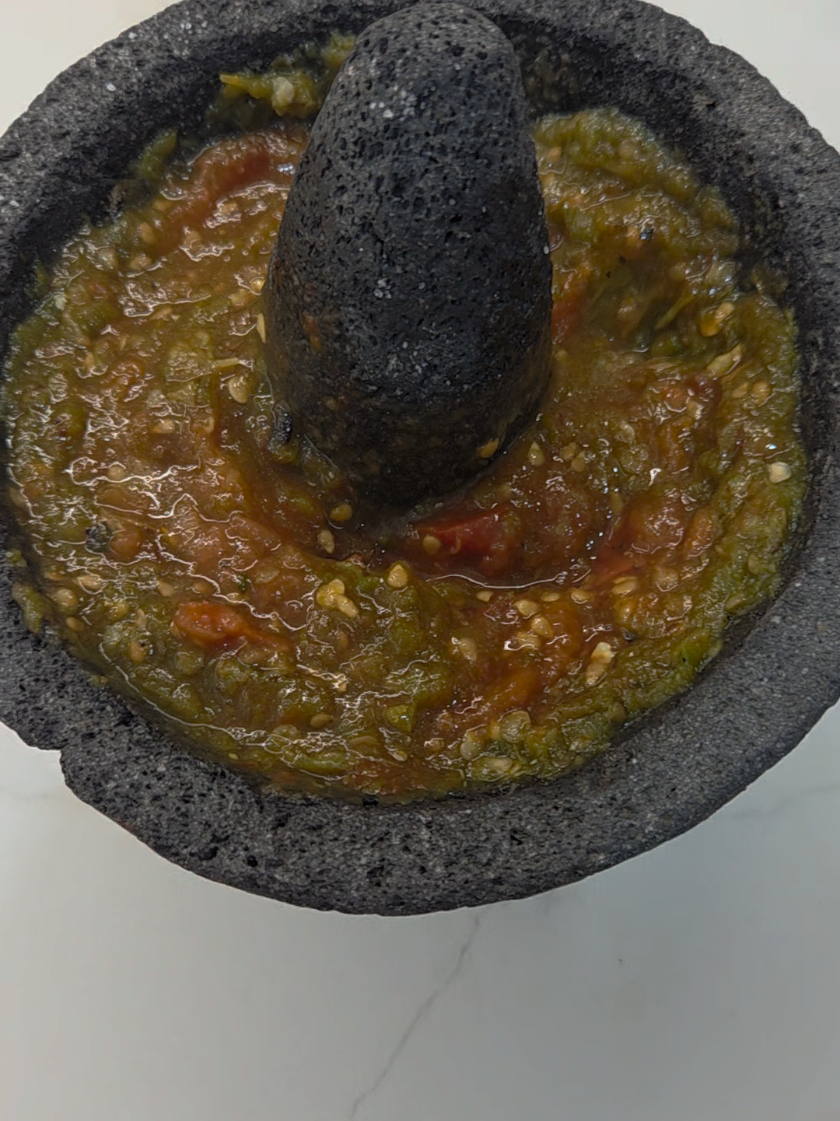 Un taquito de queso con salsa de molcajete me recuerda mi pueblo. En casa nunca faltaba chile con tortillas para comer. #comidadepueblo  #comidaderancho #comidamexicana  #comida 
