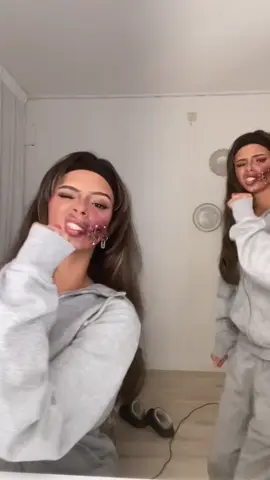 Dancing in the mirrorrr #dancininthemirror #singinginthehshower #videoviral #fouryou #enjoylife 