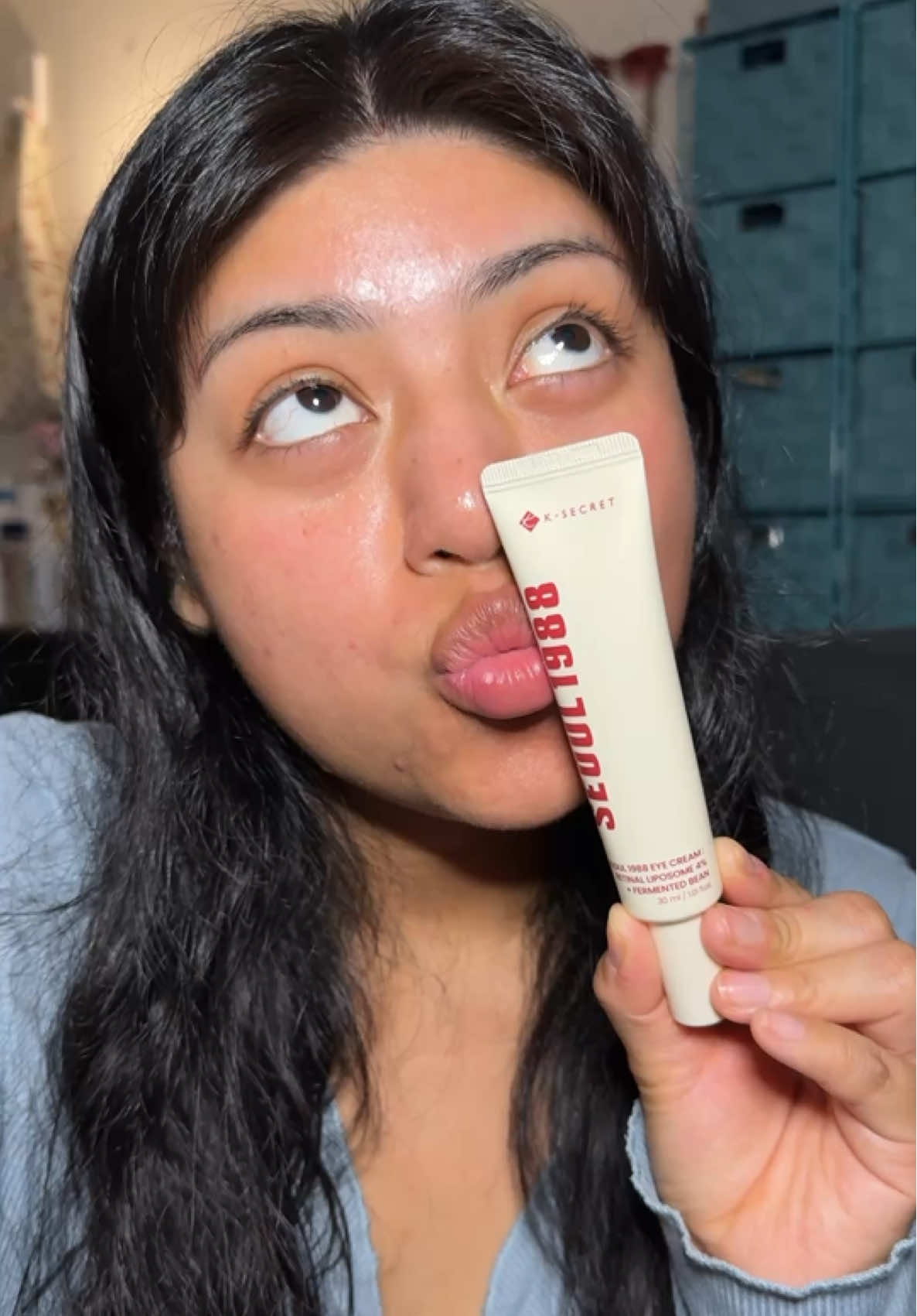 @KSECRET GLOBAL Seoul 1988 Eye cream contains Retinal Liposome 4% + Fermented Beans to reduce the appearance of wrinkles while revitalizes the skin. 🤍🤍 •The retinal in the serum promotes cell turn over. Which then prevents early signs of aging such as fine lines, wrinkles, & can help w/ hyper pigmentation. Retinal is very similar to Retinol however Retinal works 11 times fast on the skin & it’s sensitive skin face.  •Fermented Beans is so good for skin care as it is known for it’s antioxidants, antiallergic, & skin smoothing benefits. •This serum also vitamin C, Niacinamide & Bakuchiol to further help with hyper pigmentation & brightening of the skin.  •This eye cream can also be used on multiple areas of the body not just the face!  ~ I have very sensitive skin but especially my under eyes so retinol has never been an option for me but this Seoul 1988 Eye cream has been a game changer for my under eyes. I love that it works for sensitive skin like mine. In only 7 days it has helped the appearance of my dark circles. Definitely a product I’ll be keeping in my skincare. 🧖🏻‍♀️  . . #ksecret #seoul1988 #retinal #eyecream #eyebags 