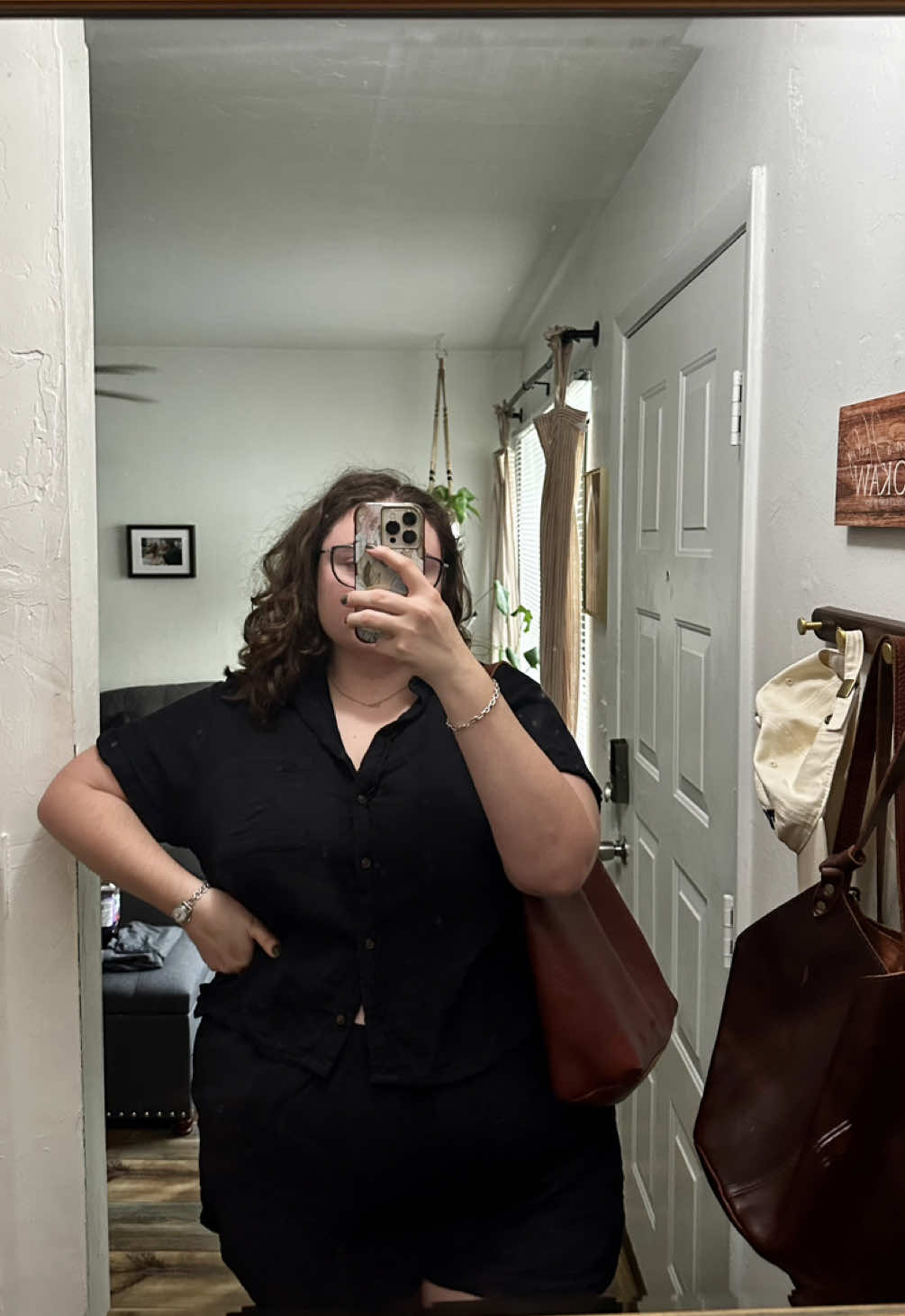 Low key a little self conscious about my frizzy hair but I was promised Halloween shopping and dinner so here we are 🖤 #plussize #size20 #psootd #plussizealt #curvefashion @portlandleather @Snif @Old Navy Official @Chaco  