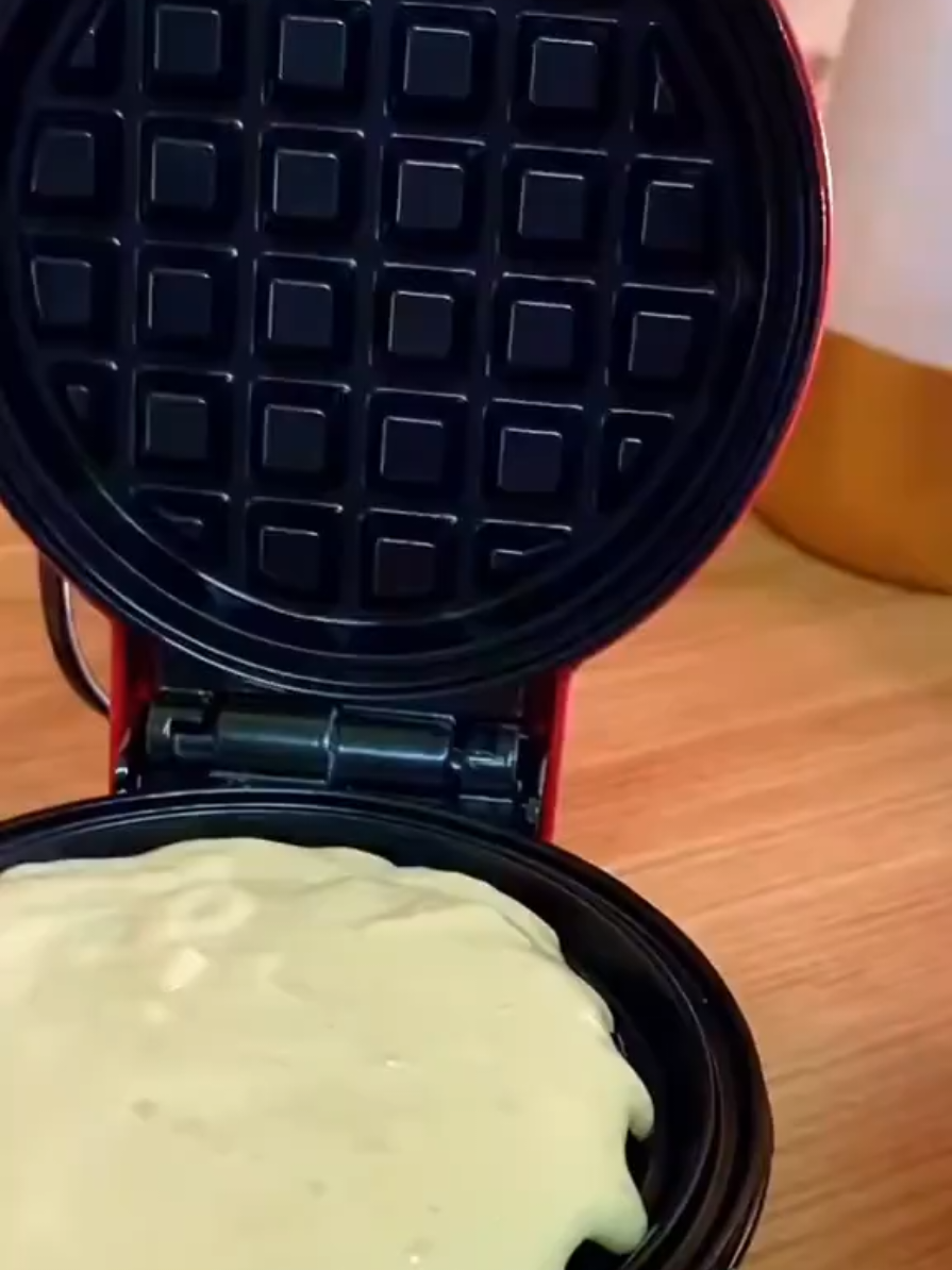 🔥 Mini Waffle / Egg Sandwich Maker 🔥 ✅ Prático e compacto ✅ Prepara waffles e lanches rápidos ✅ Fácil de limpar e usar no dia a dia ✨ Torne seus cafés da manhã muito mais saborosos e divertidos! #MiniWaffle #SandwichMaker #UtensíliosDeCozinha #cafédamanhã 