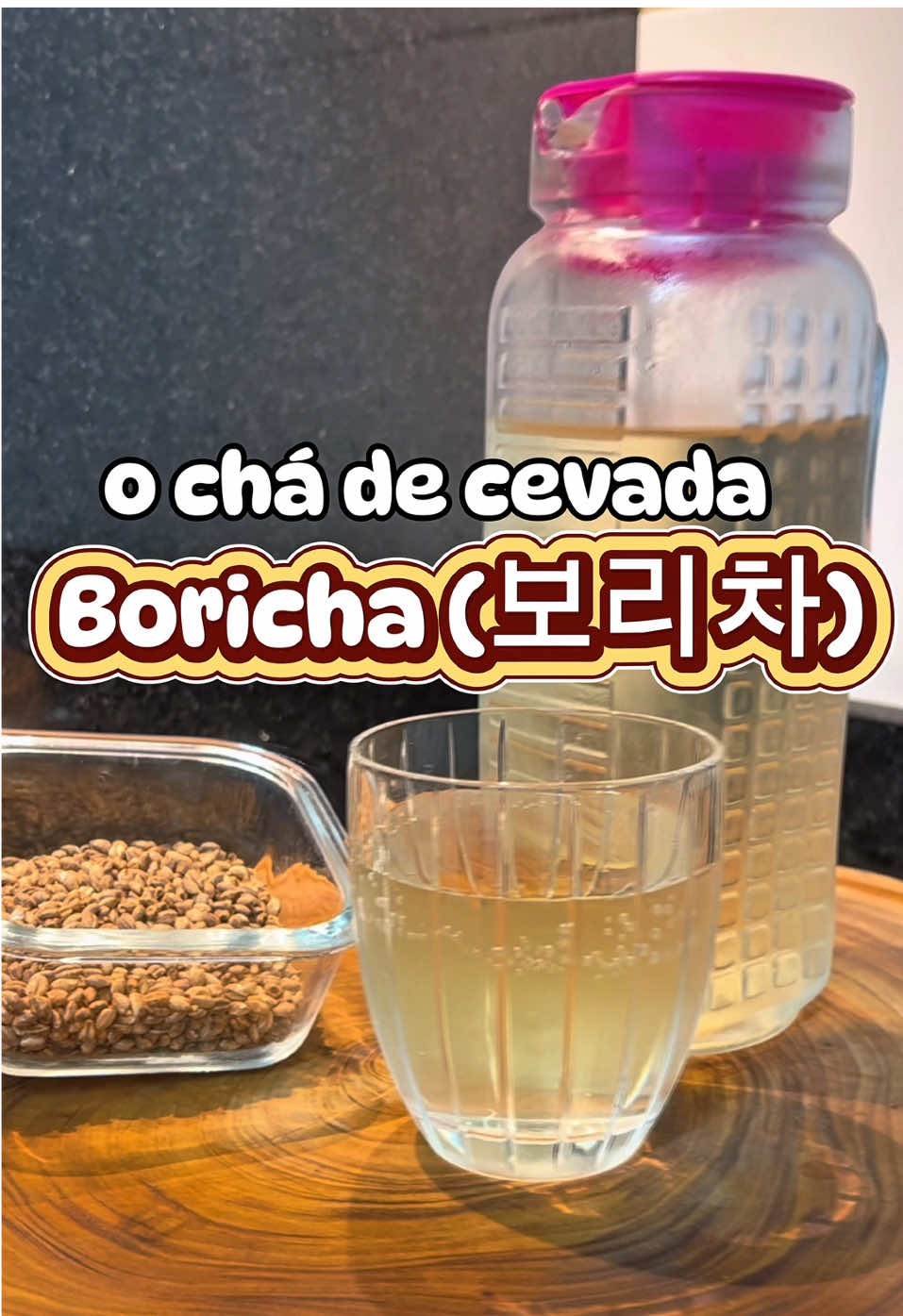 Ingredientes: 	•	1 xícara de grãos de cevada 	•	2 litros de água Modo de preparo: 	1.	Torre a cevada em uma frigideira seca, em fogo médio, mexendo sempre, até soltar um aroma levemente tostado e dourado. 	2.	Retire do fogo e deixe esfriar. 	3.	Passe os grãos torrados por uma peneira grossa para remover o excesso de pó. Isso deixa o chá mais limpo e suave. 	4.	Ferva 2 litros de água em uma panela grande. 	5.	Adicione a cevada torrada e deixe cozinhar por cerca de 10 minutos. 	6.	Coe os grãos e deixe o chá esfriar. Sirva gelado ou em temperatura ambiente. Dica: O boricha não contém cafeína nem substâncias que causam vício. É leve, saudável e pode ser consumido diariamente. #Boricha #CháCoreano #ReceitaTradicional #Cevada #CulturaCoreana