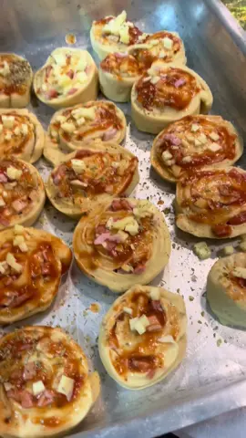 Rosca húngara salgada  Ingredientes  500 ml de leite morno pra frio  3 ovos  1 fermento biológico  8 colheres de açúcar  1/2 xícara de óleo  1/2 colher de sal  1 kilo de trigo  Recheio a gosto  Bacon picado  Calabresa picada  Mussarela  Molho de tomate e orégano 🌿  Assar até dourar #salgadoassado #lanchegostoso 