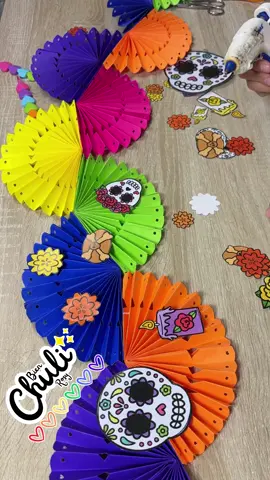 Pan de muerto, calaveritas, velas y flores no pueden faltar en las decoraciones del día de muertos 🧡🌼 Aquí te comparto esta bellísima guirnalda muy colorida para tus decoraciones 🤩 #DiaDeMuertos #bienchuli #diadelosmuertos #Mexico #manualidades 