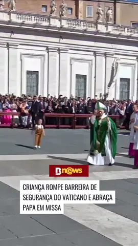 Durante a missa do Jubileu dos Catequistas, na manhã deste domingo (28), no Vaticano, um momento fofura surpreendeu os presentes e também o papa Leão XIV. Uma criança conseguiu passar pela barra de proteção sem chamar atenção dos seguranças, correu até o pontífice e o abraçou.   #papa #criança #vaticano #notícias #bnews 