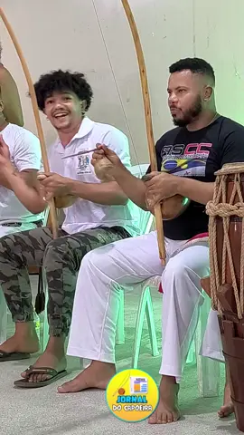 Embala eu mamãe... Nesse momento, todos se tornaram um só, embalados pela música Embala eu mamãe, com a voz de Formiga Capoeira @Formiga.capoeira  conduzindo e o coro enchendo o coração de energia e emoção. Primeiro batizado e troca de cordas da Casa da Capoeira Polo Loreto Jaboatão dos Guararapes  Organização do evento: Prof. Rasteirinha & Inst. Juliana  Supervisão e orientação: Mestre Irmão  🎥🎙️Cobertura oficial: #jornaldocapoeira #capoeira