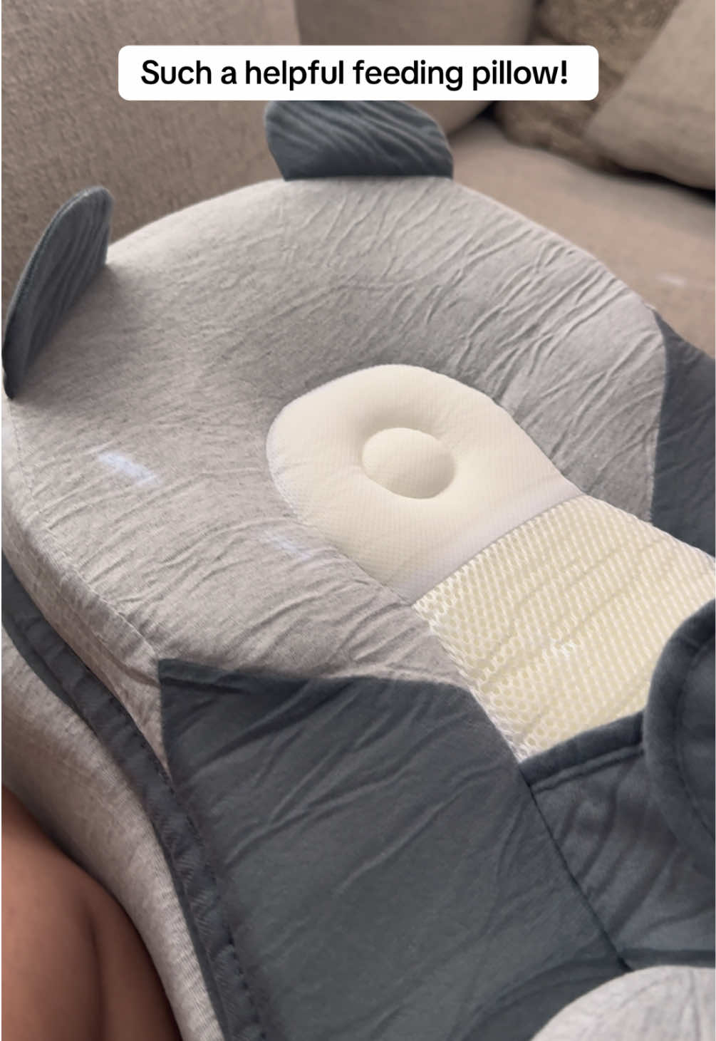 This is the most helpful when I pump and feed Baby a bottle at the same time in the morning! ##babyfeedingpillow##feedingpillow##babyfeedinghack##babyfeedingproducts##tiktokshopblackfriday