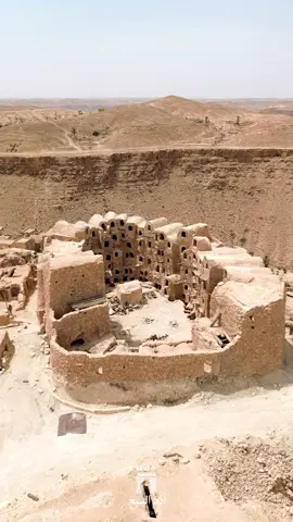 قصر كاباو هو حصن أمازيغي تاريخي في جبال نفوسة بليبيا، يبلغ عمره حوالي ألفي عام، ويُعتبر من أقدم وأهم المباني الأثرية في المنطقة. بُني القصر من الحجر والطين في تصميم دائري فريد يحتوي على 360 غرفة موزعة على ستة طوابق، مخصصة لتخزين الحبوب والمؤن والزيت