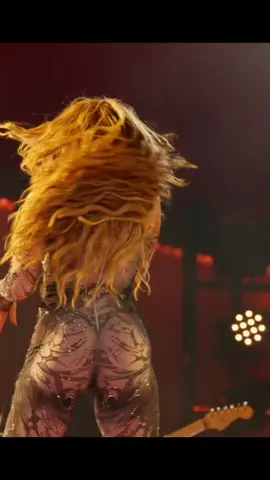 Nos da tremendos looks, actuaciones, escenografías, bailarines, música, baile, una voz increíble. Una top completa @Shakira 😊 #shakira #shakirafans 