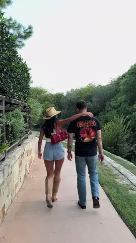 <3 #couplestrend #onearmcarry #viralcoupleshumor 