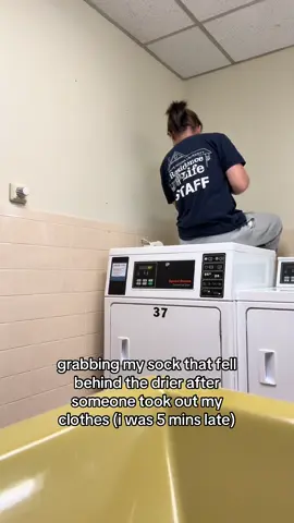 i get taking my laundry out but throwing stuff behind the washer?? #collegelife #college #laundryday #laundryhack #dormlife 