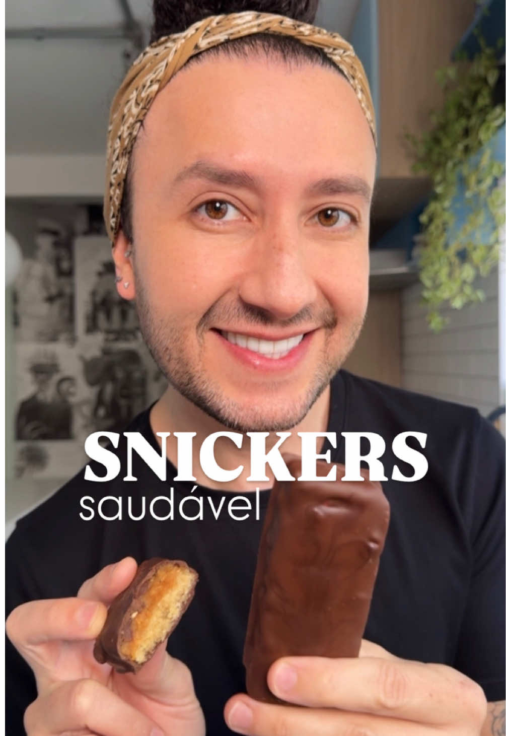 Um Snickers Saudável! Sem lactose, sem açúcar e sem glúten! E deliciosooo Ingredientes: 200g de farinha de amêndoas (aprox 1 e 1/3 xícara) 2 colheres de sopa da calda da sua preferência (usei agave) 1 pitadinha de sal 200g de pasta de amendoim (aprox 1 xícara) 2 colheres de sopa da calda da sua preferência (usei agave) 100g de amendoim torrado 200g de chocolate para cobrir (usei 70%) #semlactose #snickers #snickerssaudavel #sobremesafit #docefit