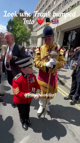 Frank bumps into a Coldstream drum major after trooping the colour ❤️💂🇬🇧🟦🟥🟦