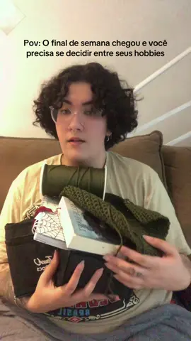 Pov: O final de semana chegou e você precisa se decidir entre seus hobbies #hobbies #croche  #BookTok #booklover #bobbiegoodscoloringbook 