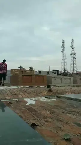 Laura dançando no cemitério 