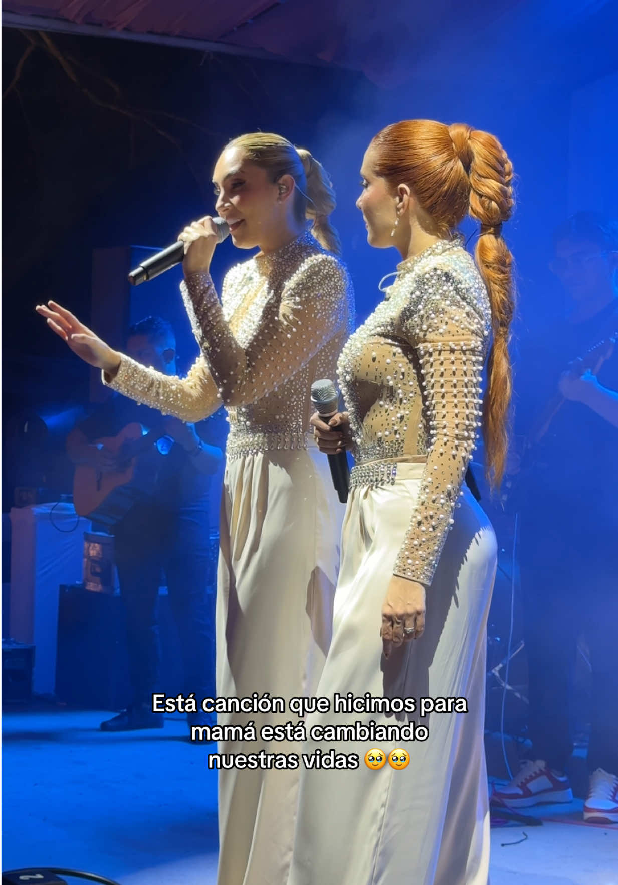 Hagan canciones más comerciales dicen … ( qué mas comercial que el verdadero amor , hagámosle caso a nuestro corazón ♥️) 