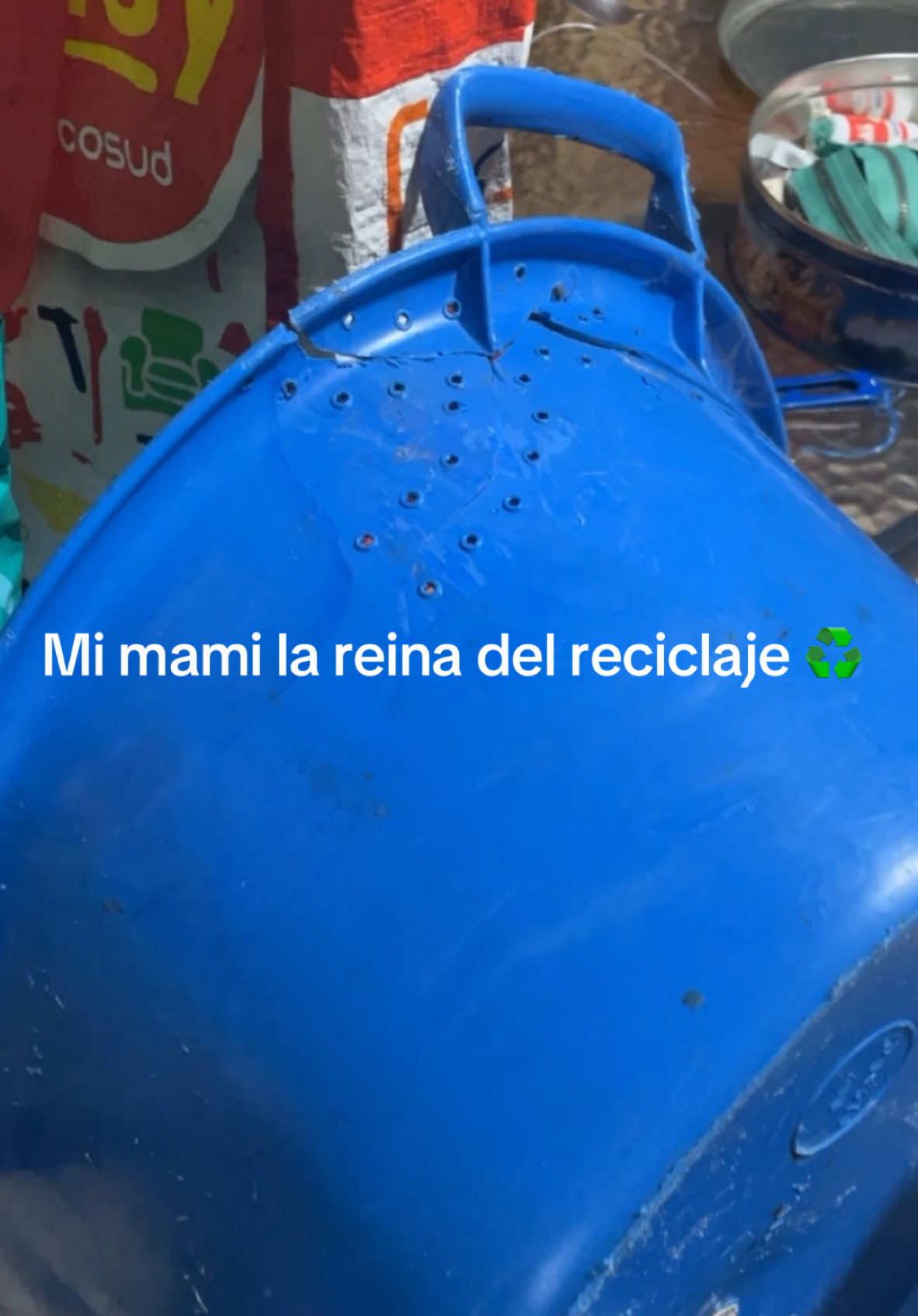 Siempre dice que lo hace por sus nietos (mis sobrinos) 🥹 #reciclaje #madre #reutilizar ♻️ 