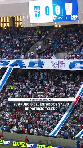🤍💙🧤⚽ ¡Todavía te queda mucho por disfrutar con #LosCruzados, Pato querido! Así fue el momento en el que el Claro Arena recibió la actualización del estado de salud de Patricio Toledo, quien se encuentra estable tras sufrir un infarto agudo al miocardio. En homenaje al mítico exarquero de La UC, y en señal de enviarle buenas energías para su recuperación, sus compañeros decidieron seguir con el Adiós Capitanes.