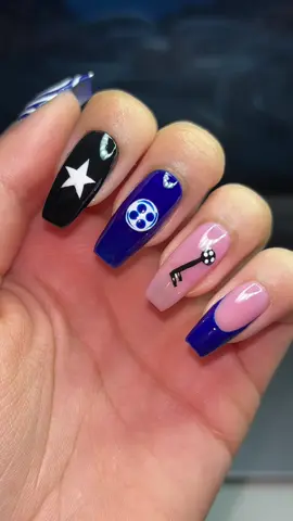 Unhas da Coraline 💙✨🐈‍⬛🌀 Sou apaixonadaaa nesse filme! já assisti um milhão de vezes e nunca me canso. O esmalte azul que usei foi o Caiu do céu 💙 1KMAA4-FBU9 e o Pétala 💗 1KMAA4-26HF IDs do @Mercado Livre  #unhas #coraline #nailart #MeusFavsDoMercadoLivre #MercadoLivre