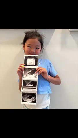 반가워, 아가야👶🏻 엄마는 너의 존재를 너무 일찍 알아버렸지…🤭 두 번의 아픔을 겪어서인지, 네가 건강하게 자라는 모습을 보기 전까지는 늘 마음 한켠이 불안했어. 그런데 힘차게 뛰는 심장 소리를 듣는 순간, 엄마아빠는 눈물이 날 만큼 안도와 행복이 밀려왔단다. 먼 길을 돌아 엄마 아빠에게 와줘서 고맙고, 엄마 뱃속에서 하루하루 건강하게 자라주고 있어서 정말 감사해❤️ #임밍아웃 #둘째