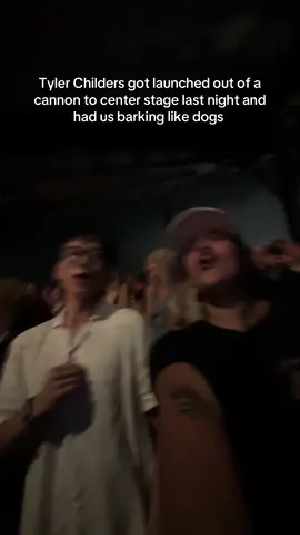 And then he zip lined to center stage 🤯 #jiffylubelive #tylerchilders @Tyler Childers 