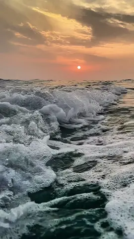‏لو تغيب اشوى عن عيني احن شوق م يخفا لو اخفيته يبين ..