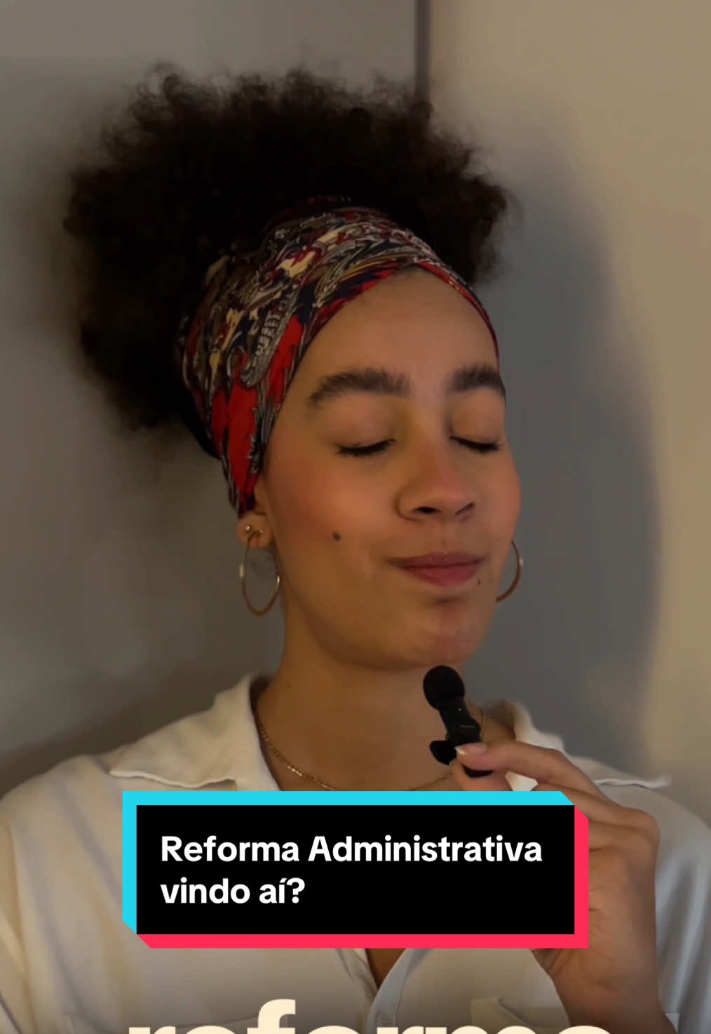 eu preciso falar com você. a PEC 32/2020, uma proposta de Reforma Administrativa, em breve será apresentada no Congresso Nacional e se trata de uma ameaça ao futuro do serviço público brasileiro ⚠️ dentre as medidas a serem discutidas, há um grande risco de que a seleção transparente e democrática, garantida pelos concursos públicos, seja substituída por contratações temporárias, sem estabilidade, abrindo margem pra que o servidor do POVO se torne um servidor POLITICO. é sim preciso corrigir distorções, combater privilégios e modernizar o serviço público — mas isso não se alcançará promovendo a precarização do serviço público! é hora de COBRAR aqueles que nos representam e nos mobilizarmos pra impedir que mais direitos dos servidores públicos sejam suprimidos por um serviço público DO povo, PARA o povo e PELO povo! ✊🏽