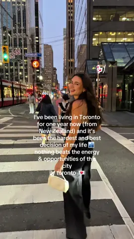 fall in love with toronto again and again … 🤎🌃 #toronto #torontolife 