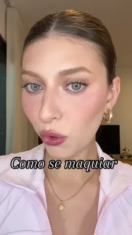 Como se maquiar no estilo PROFISSA, do zero! Eu to amando esse look então quis usar ele como base pra um tutorial beeeem a fundo ❤️ lembrando que a intenção aqui é mostrar como eu executo cada etapa de uma make, e não necessariamente dizer que você PRECISA de todas essas etapas para fazer uma make bonita. Pegue pra você as dicas que fazem sentido! TIME STAMPS: 00:05 - preparação de pele 01:06 - correções 02:11 - base 02:56 - contorno 04:10 - blush cremoso 04:29 - corretivo 05:17 - pó 05:37 - blush em pó 05:48 - contorno em pó 06:11 - bronzer em pó 06:21 - sobrancelha  07:25 - olhos 08:45 - acabamento 09:00 - boca 09:10 - iluminador #maquiagem #TikTokBeleza #maquiagembrasil 