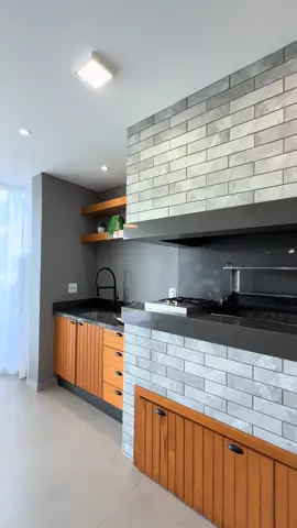 Casa térrea beira lago no Capão Ilhas Resort! 03 dormitórios (02 suítes)  Sala de estar e jantar integradas  Garagem para 02 carros Espaço gourmet interno  Jardinagem completa  Beira lago  370M² de terreno  200M² de área construída  💰 2.900.000 (valor pode sofrer alteração sem aviso prévio)  Gabriel Soares | Corretor de Imóveis  Creci 65.152